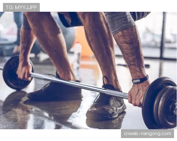 特写：周末清晨的社区健身房，一群退休老人的“铁块”情缘